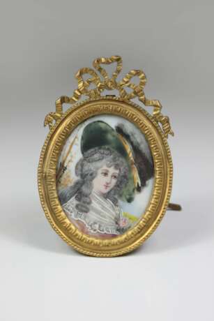 Miniatur Damenporträt, ovale Lupenmalerei auf Bein - фото 1