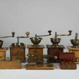 Konvolut. 5 antike Kaffeemühlen. Pendelwaage mit 4 Gewichten auf Holzboden - Messing, England - фото 1