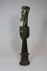 Holzfigur Afrikanischer Krieger, schmal geschnizte/ gedrechselte Holzfigur