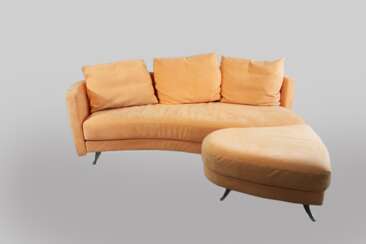 Zwei Sofas mit Sitzhocker und Glastisch von Benz und orangenem Alcantara Bezug, guter gebrauchter Zustand.