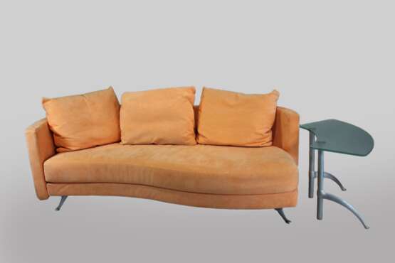 Zwei Sofas mit Sitzhocker und Glastisch von Benz und orangenem Alcantara Bezug, guter gebrauchter Zustand. - Foto 2