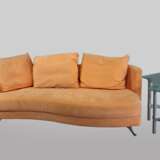Zwei Sofas mit Sitzhocker und Glastisch von Benz und orangenem Alcantara Bezug, guter gebrauchter Zustand. - photo 2