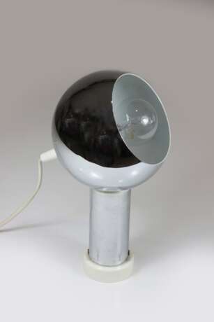 Design Tischlampe, kugelförmig auf Standfuß - photo 1