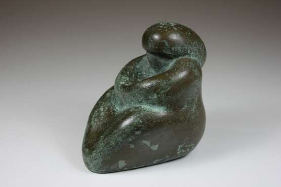 Skulptur einer sitzenden Frau, 20 Jahrhundert - Foto 1