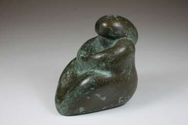 Skulptur einer sitzenden Frau, 20 Jahrhundert