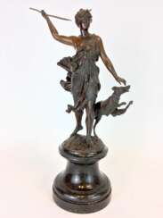 Unbek. Künstler: Bronze-Statue "Diana" - Göttin der Jagd mit Speer, Horn und Jagdhung, Granitsockel, um 1920, sehr gut.