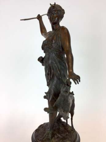 Unbek. Künstler: Bronze-Statue "Diana" - Göttin der Jagd mit Speer, Horn und Jagdhung, Granitsockel, um 1920, sehr gut. - фото 3