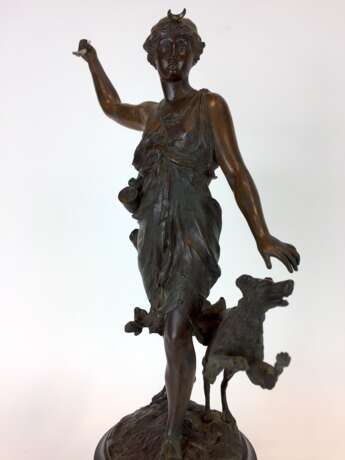 Unbek. Künstler: Bronze-Statue "Diana" - Göttin der Jagd mit Speer, Horn und Jagdhung, Granitsockel, um 1920, sehr gut. - Foto 4