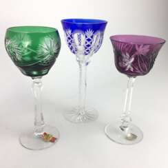 Drei Kristall-Römer / Kristall-Kelch-Gläser: grün, blau und violett überfangen, farbloser Stil, 20. Jahrhundert, sehr gut.