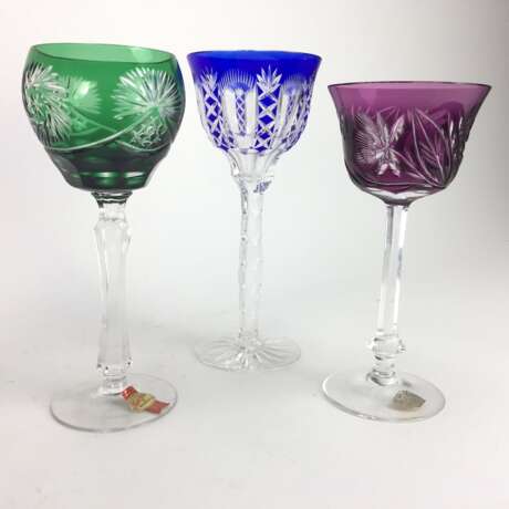 Drei Kristall-Römer / Kristall-Kelch-Gläser: grün, blau und violett überfangen, farbloser Stil, 20. Jahrhundert, sehr gut. - Foto 2