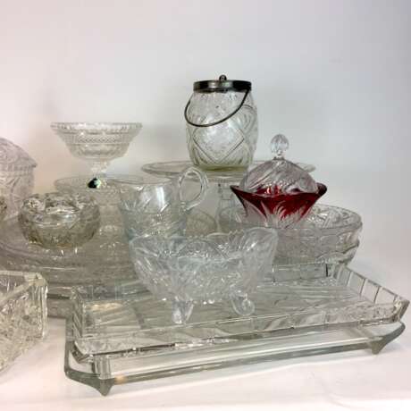 Sehr umfangreichen Konvolut Kristall und Glas: Vasen, Platten, Dosen, Schüsseln, Ascher, Schiffchen, ges. 28 Teile. - Foto 5