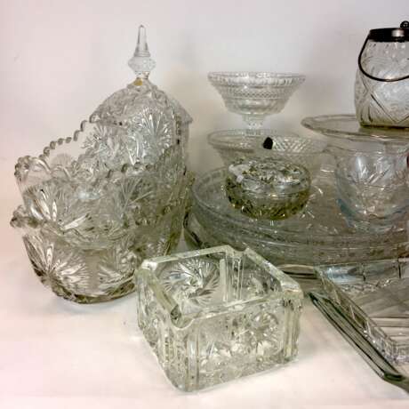 Sehr umfangreichen Konvolut Kristall und Glas: Vasen, Platten, Dosen, Schüsseln, Ascher, Schiffchen, ges. 28 Teile. - photo 6