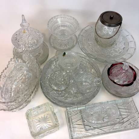 Sehr umfangreichen Konvolut Kristall und Glas: Vasen, Platten, Dosen, Schüsseln, Ascher, Schiffchen, ges. 28 Teile. - фото 8