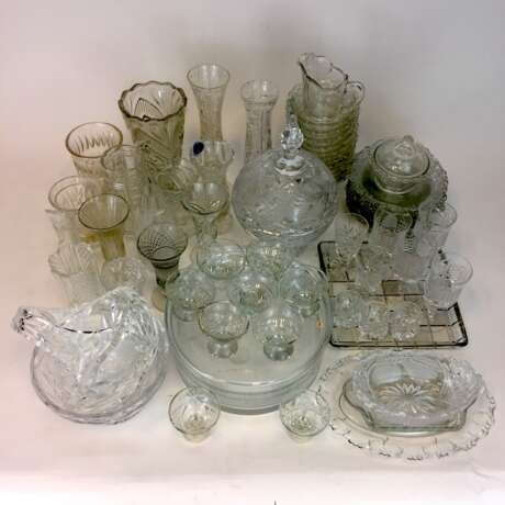Sehr umfangreichen Konvolut Kristall und Glas: Platten, Dosen, Schüsseln, Teller, Gläser, Schalen, ges. 67 Teile. - Foto 4