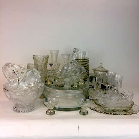 Sehr umfangreichen Konvolut Kristall und Glas: Platten, Dosen, Schüsseln, Teller, Gläser, Schalen, ges. 67 Teile. - фото 5