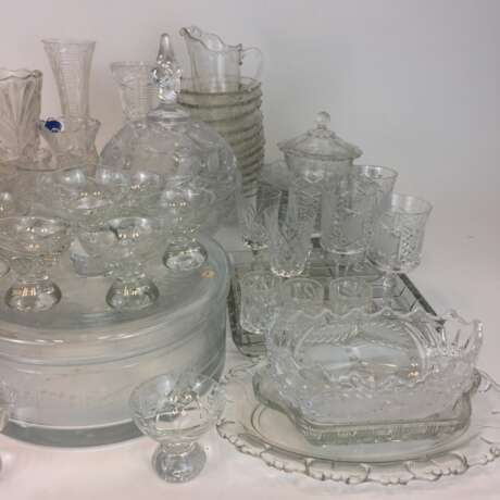 Sehr umfangreichen Konvolut Kristall und Glas: Platten, Dosen, Schüsseln, Teller, Gläser, Schalen, ges. 67 Teile. - фото 7