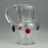 Glaskrug mit Rotglas-Einschmelzungen und Ohrenhenkel, Handarbeit, 19. Jahrhundert, sehr gut. - Foto 1