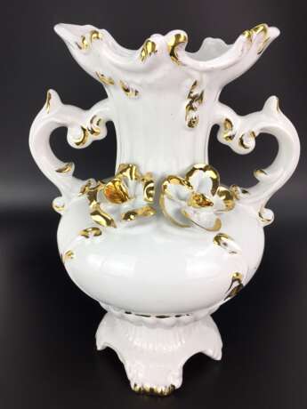 Opulente Henkelvase / Amphore: Porzellan weiß mit aufgelegten Blüten, Barock-Stil, Gold staffiert, 20. Jahrhundert, sehr gut. - фото 1