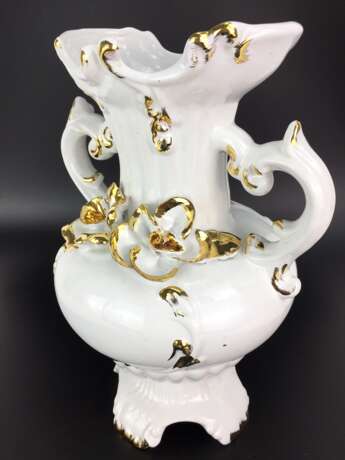 Opulente Henkelvase / Amphore: Porzellan weiß mit aufgelegten Blüten, Barock-Stil, Gold staffiert, 20. Jahrhundert, sehr gut. - Foto 2