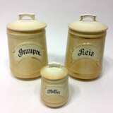 Drei Voratsdosen: Keramik hell, glasiert, mit Deckel, um 1900, sehr gut. - photo 1
