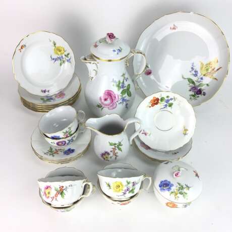 Tee-Service: Meissen Porzellan, Dekor Blume 2 und Streublumen sowie Blume 3, Form Neuer Ausschnitt, Goldrand, sehr gut. - photo 2