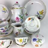 Tee-Service: Meissen Porzellan, Dekor Blume 2 und Streublumen sowie Blume 3, Form Neuer Ausschnitt, Goldrand, sehr gut. - photo 4