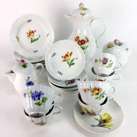 Kaffee-Service: Meissen Porzellan, Altbrandenstein, Dekor Blume 1 und Streublumen, um 1860, sehr gut. - фото 1