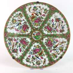Außergewöhnlicher Wand-Teller / Prunk-Teller: Chinesisch Porzellan, Tang-Dynastie, China, Vielfarben-Bemalung, 41 cm.