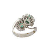 Ring mit 2 Smaragden zusammen ca. 1 ct sowie 14 Brillanten - фото 4