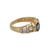 Ring mit oval fac. Aquamarin und 12 Diamanten im Trapezschliff, zusammen ca. 0,6 ct, - photo 2
