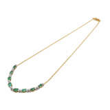 Collier mit 8 oval fac. Smaragden 17 Brillanten, zusammen ca. 0,8 ct, - Foto 3