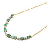 Collier mit 8 oval fac. Smaragden 17 Brillanten, zusammen ca. 0,8 ct, - Foto 4