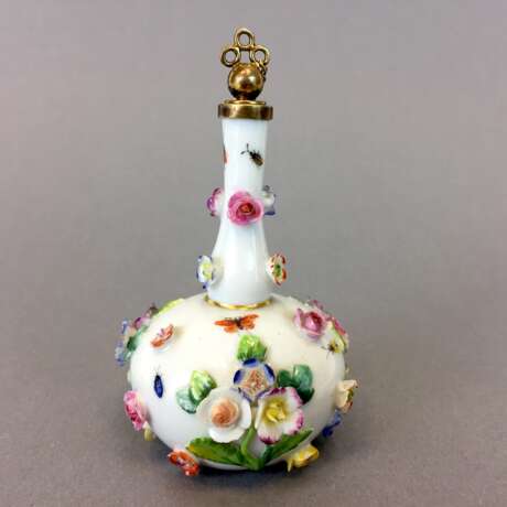 Parfum-Flakon: Meissen Porzellan, aufgelegte Blüten, Montur und Verschluß Silber vergoldet, Goldränder, um 1850, sehr sc - Foto 1