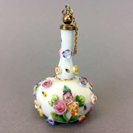 Parfum-Flakon: Meissen Porzellan, aufgelegte Blüten, Montur und Verschluß Silber vergoldet, Goldränder, um 1850, sehr sc - фото 2