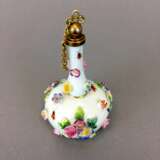 Parfum-Flakon: Meissen Porzellan, aufgelegte Blüten, Montur und Verschluß Silber vergoldet, Goldränder, um 1850, sehr sc - Foto 3
