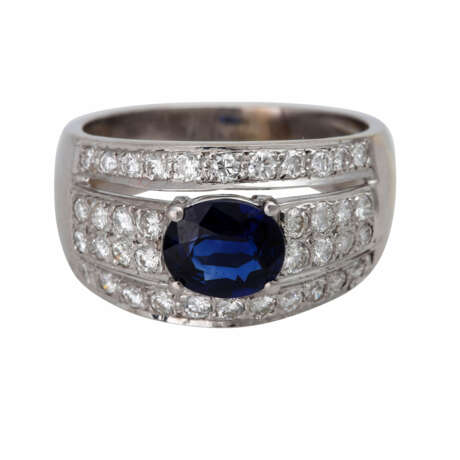 Ring mit oval fac. Saphir, ca. 0,96 ct und 38 Brillanten, - photo 1