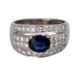 Ring mit oval fac. Saphir, ca. 0,96 ct und 38 Brillanten, - Foto 1