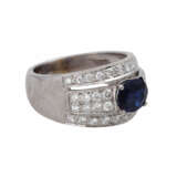 Ring mit oval fac. Saphir, ca. 0,96 ct und 38 Brillanten, - Foto 2