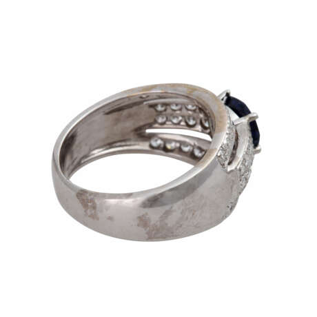 Ring mit oval fac. Saphir, ca. 0,96 ct und 38 Brillanten, - photo 3