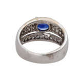 Ring mit oval fac. Saphir, ca. 0,96 ct und 38 Brillanten, - Foto 4