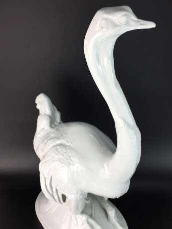 Paul Walther für Staatliche Porzellan Manufaktur Meissen: "Vogel Strauß kniend", 1927, aus Nachlass Paul Walther Rarität - Foto 6