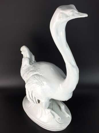 Paul Walther für Staatliche Porzellan Manufaktur Meissen: "Vogel Strauß kniend", 1927, aus Nachlass Paul Walther Rarität - фото 7