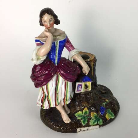 Zierfigur / Porzellan-Figur / Vasen-Figur: Fräulein mit Vogelhaus, auf Baumstumpf, farbig gefasst. 19. Jahrhundert - photo 1