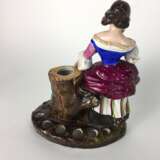 Zierfigur / Porzellan-Figur / Vasen-Figur: Fräulein mit Vogelhaus, auf Baumstumpf, farbig gefasst. 19. Jahrhundert - Foto 3