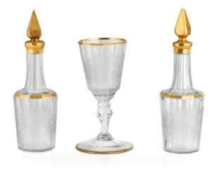 Zwei Karaffen und Weinglas mit der Darstellung einer Kardinalserhebung