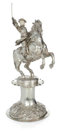 Monumentales Trinkspiel eines barocken Reiters auf steigendem Pferd - photo 1