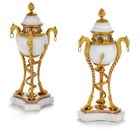 Paar feine Louis XVI-Kerzenleuchter und Brűle-Parfums, sogen. Cassolettes - photo 1