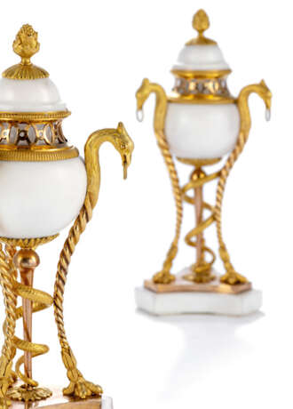 Paar feine Louis XVI-Kerzenleuchter und Brűle-Parfums, sogen. Cassolettes - фото 2