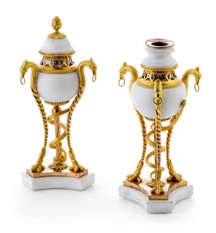 Paar feine Louis XVI-Kerzenleuchter und Brűle-Parfums, sogen. Cassolettes - Foto 3