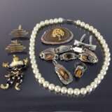 Großes Konvolut Modeschmuck: Perlernkette, Armband, Anhänger, Manschettenknöpfe,... 20. Jahrhundert - фото 1
